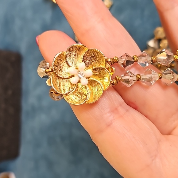 Vintage 1950s crystal choker 2 strands, 2 gold tone brooches - Picture 7 of 14